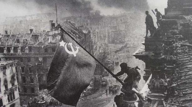 Izado de bandera rusa en el Reichstag, Berlín, 2 de mayo de 1945