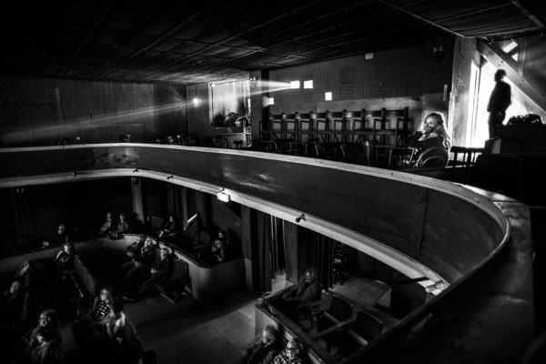 Un momento de la sesión vespertina del domingo en el anfiteatro del cine Flotats en Tornabous, Lléida. 